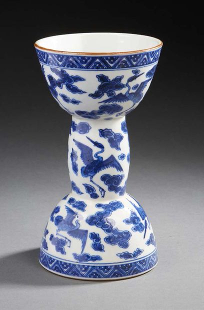 CHINE Circular bowl on pedestal serving as a torch decorated in blue with crowned...