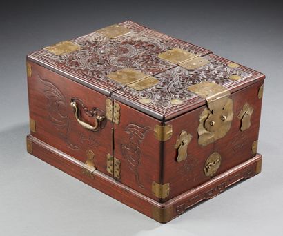 CHINE Coffret en bois de rose découvrant un petit cabinet.
Fin du XIXe siècle.
Dim.:...