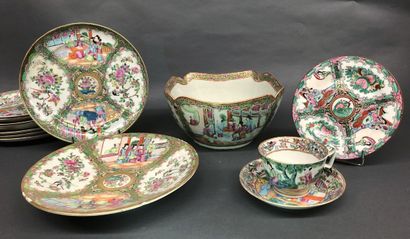 CHINE Canton porcelain set consisting of nine plates, a bowl, a cup and two bowls.
Late...