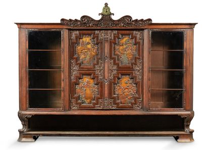 CHINE Important carved wood cabinet opening with four leaves. Two are glazed and...