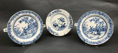 CHINE Set of two trivets and a plate. 19th century (accidents)