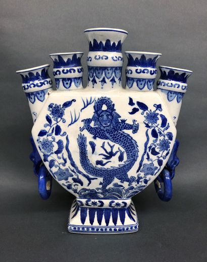 CHINE Porcelain flask and tulip pot decorated in blue underglaze.
Modern work.
H.:...