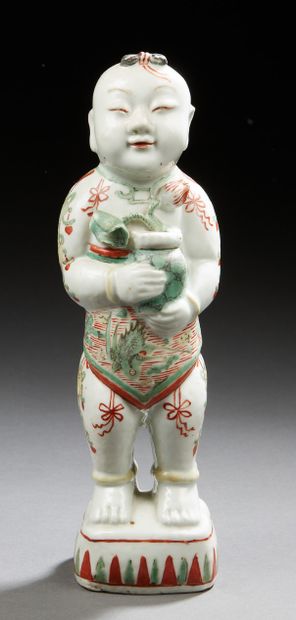 CHINE Sujet en porcelaine figurant un enfant en pied tenant un vase.
XIXe siècle...