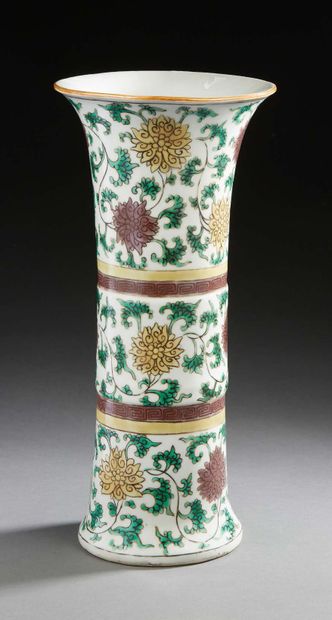 CHINE Grand vase cornet en porcelaine décoré en émaux wucai de fleurs de lotus traitées...