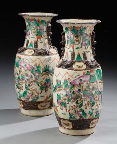 CHINE Paire de vases de forme balustre à fond beige craquelé décorés en émaux de...
