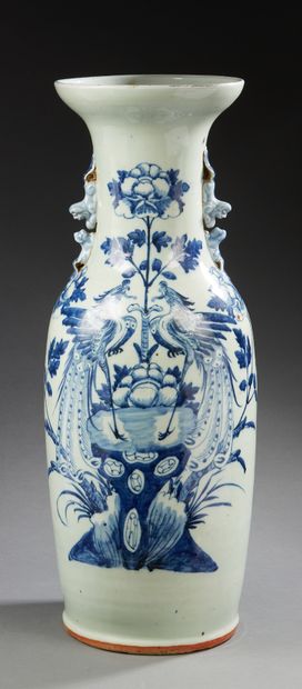 CHINE Grand vase de forme balustre en porcelaine décoré en bleu sous couverte de...