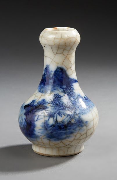 CHINE Petit vase à long col en porcelaine à fond craquelé décoré en bleu d'un paysage...