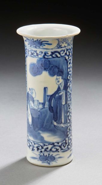 CHINE Petit vase rouleau en porcelaine à décor en bleu sous couverte de personnages....