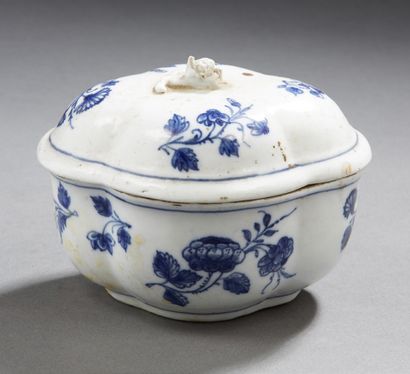 ITALIE dans le goût de la CHINE (DOCCIA ?) Small blue-white porcelain jam cupboard.
18th...