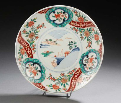 JAPON Deux plats circulaires en porcelaine à décors divers dans la palette
Imari...