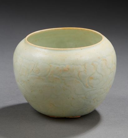 CHINE Pot en céramique à couverte vert clair incisé de fleurs
Style de Yuan, époque...