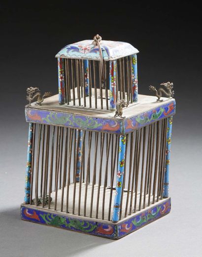 CHINE Petite cage en bronze cloisonnée à fond turquoise décorée de chimères
Circa...