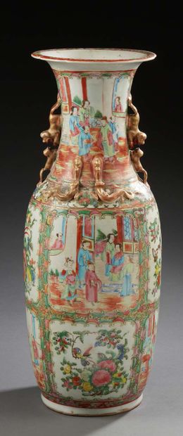 CHINE Vase en porcelaine de forme balustre décoré en émaux de Canton. Scènes de palais...