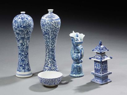 CHINE Ensemble en porcelaine comprenant : une théière figurant une pagode, deux potiches,...