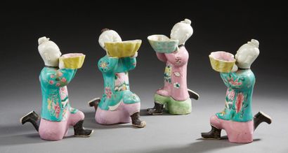 CHINE Suite of four polychrome porcelain figures.
XIXth century H. : 16,5 cm
(accidents...