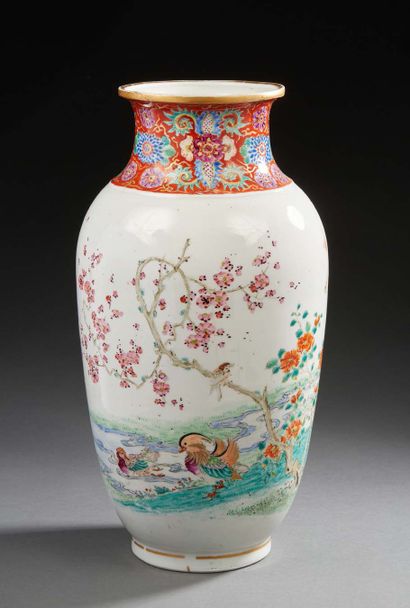 JAPON Porcelain vase of baluster form decorated with mandarin duck near a pond with...