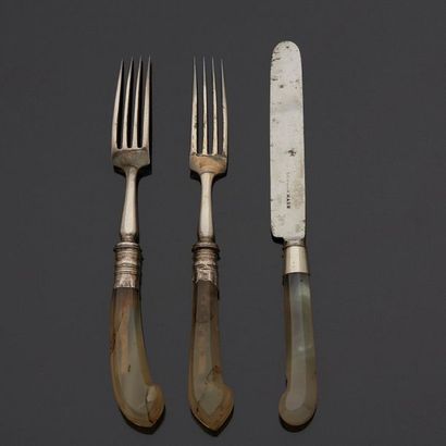 null Deux fourchettes et un couteau, les manches en agate.
Travail étranger du XIXe...