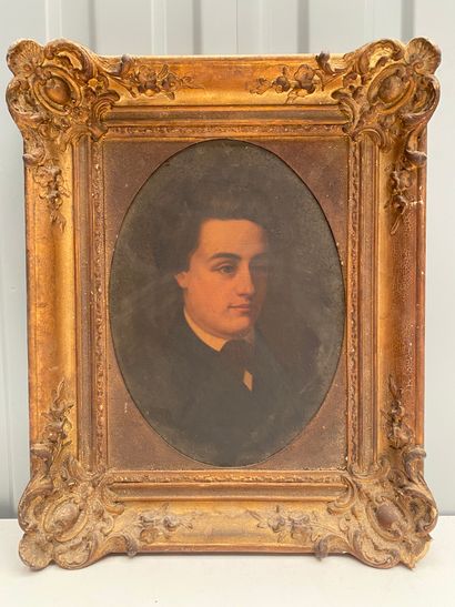 null Ecole Française, vers 1900

Portrait de jeune homme

Huile sur toile à vue ovale

Dim....