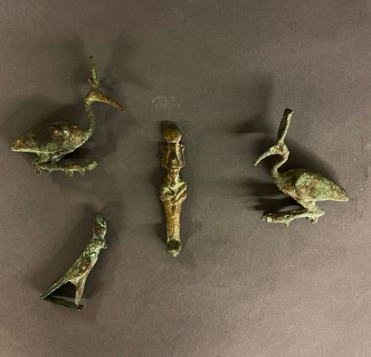 null *Lot composé de quatre objets en bronze patinés de style Egyptien.(Thot Ibis...