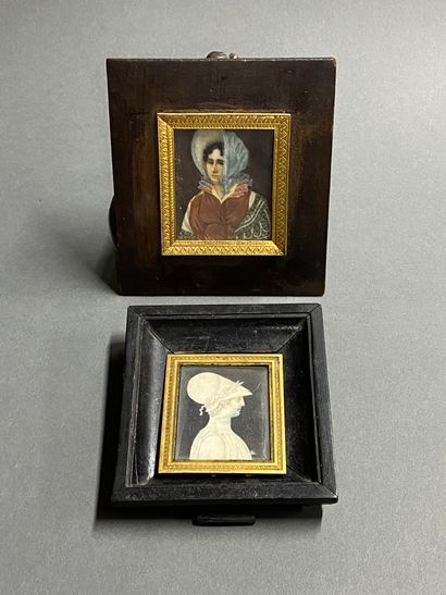 null Ensemble de deux miniatures 

"Femme en habit rouge à la coiffe"

6,7 x 5,7...