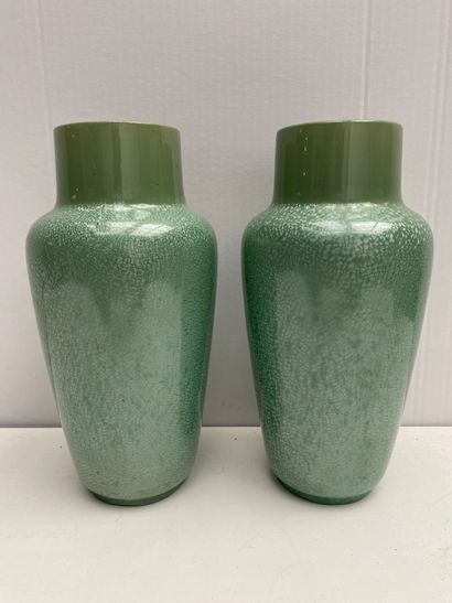 null Paire de vases en céramique émaillée vert.

H. 28cm