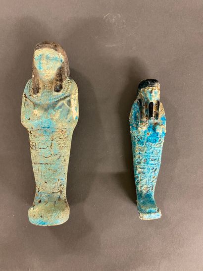 null Lot composé de deux oushebtis inscrits en creux en faience bleue de style Egyptien.Ht...