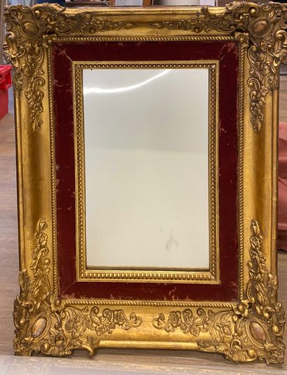 null Miroir rectangulaire en bois doré sculpté et stuqué

Dim. : 46 x28cm (intér...
