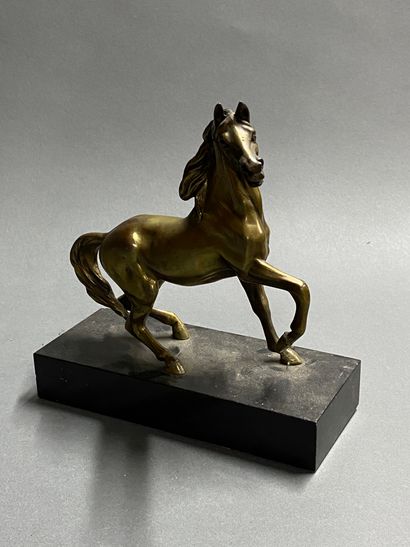 null Cheval en bronze doré reposant sur un socle en marbre noir .

XIXème siècle

H...