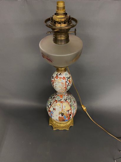 null JAPON

Grande lampe en porcelaine à double renflement à décor polychrome à décors...