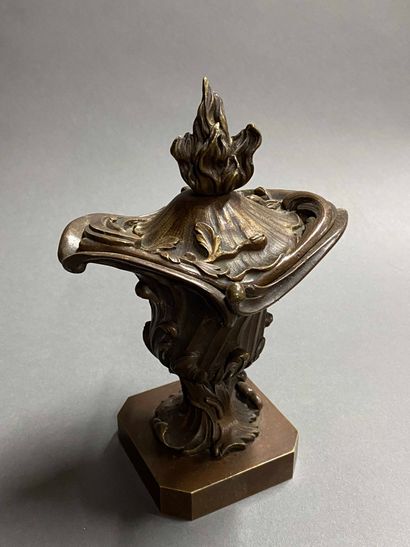 null Vase couvert pot à feu en bronze de forme rocaille.

XIXème siècle

H : 19 ...