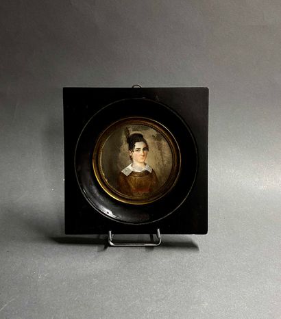 null "Portrait de femme en habit brun"

Miniature ronde dans un encadrement en bois...