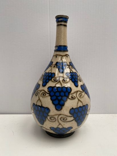 null Vase bouteille en céramique à décor de grappes de raisins.

H. : 30cm (quelques...
