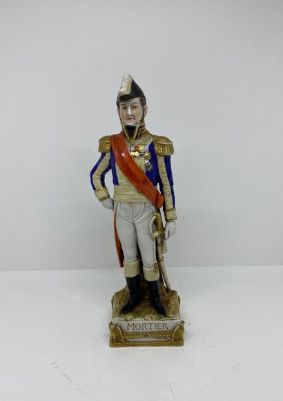 null Ensemble de deux sujets en porcelaine polychrome "Napoléon" et "Général Mortier".

XXème...