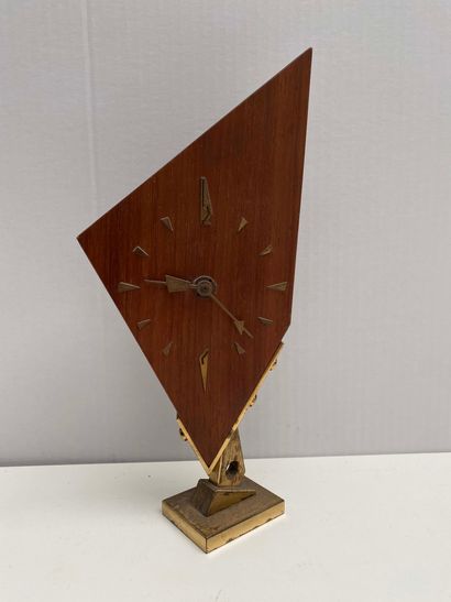 null Pendulette de table en bois et métal doré

Travail des années 50

H. : 30cm