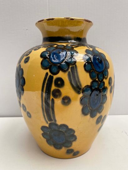 null Vase en terre cuite vernissée à décor de fleurs bleues sur un fond jaune.

Monogrammé...