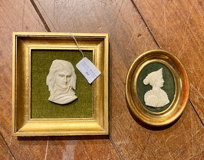 null Ensemble de deux miniatures comprenant une miniature de Napoléon, une miniature...