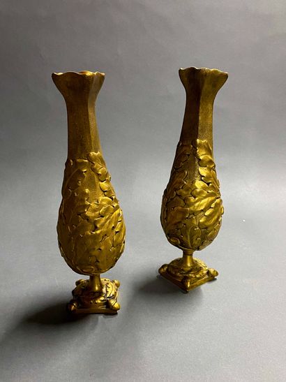 null Paire de vases en bronze de forme balustre à décors en relief de glands et feuilles...