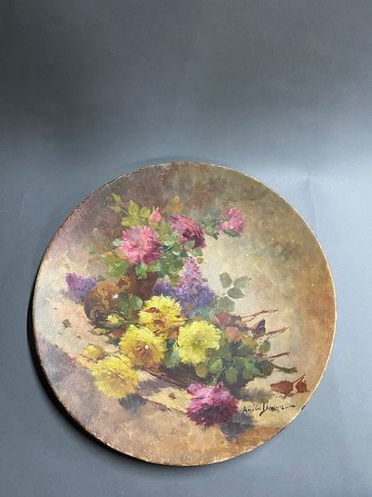 null Amélie DEWUEZ 

Grand plat circulaire en platre peint à décor d'une "Nature...