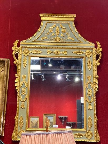 null Miroir à fronton en bois sculpté laqué vert à motifs dorés.

Style Louis XVI

Dim....