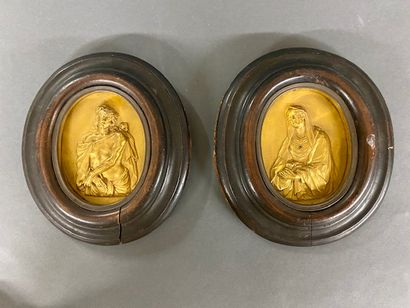 null ***Deux miniatures circulaires figurant Jesus et Marie dans les cadres bois,...