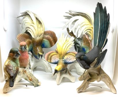 null Paire de groupes en porcelaine polychrome "Oiseaux de Paradis"

H : 29 cm 

Joint...