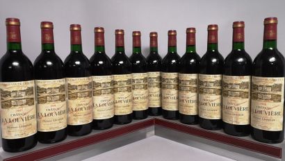 null 12 bouteilles Château LA LOUVIERE - Pessac-Leognan En caisse bois. 1986

Etiquettes...