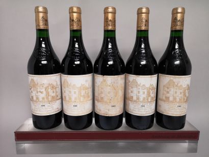 null 
5 bouteilles Château HAUT BRION - 1er Gcc Pessac Léognan 1989
Etiquettes légèrement...