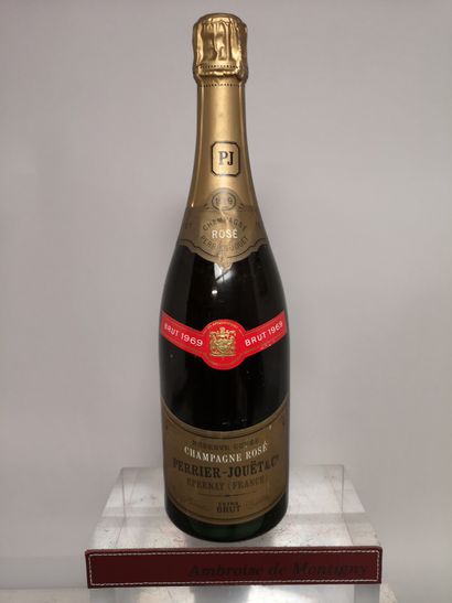 null 
1 bouteille CHAMPAGNE PERRIER JOUËT ""Cuvée reserve brut rosé "" 1969
Couleur...
