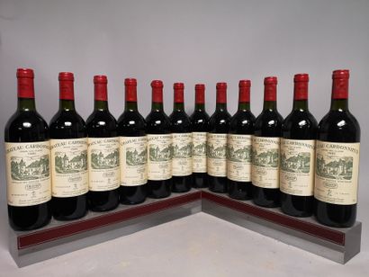 null 12 bouteilles Château CARBONNIEUX - Gcc Pessac Leognan En caisse bois. 1985

Niveau...