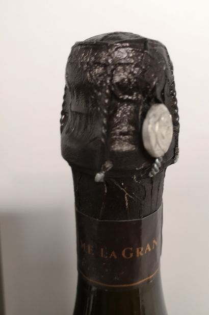 null 
1 bouteille CHAMPAGNE VEUVE CLICQUOT - La Grande Dame 1988


coffret - léger...