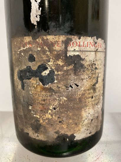 null 
1 bouteille CHAMPAGNE BOLLINGER 1964
Etiquette et coiffe tachées et abimées....