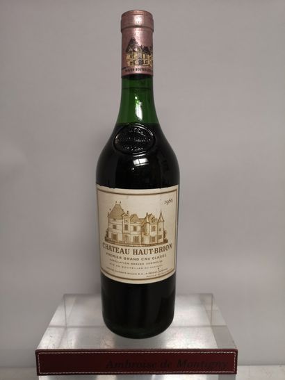 null 
1 bouteille Château HAUT BRION - 1er GCC Graves 1966
Etiquette légèrement griffée....