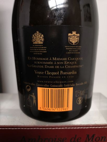 null 
1 bouteille CHAMPAGNE VEUVE CLICQUOT ""La Grande Dame"" 2004
En coffret.
