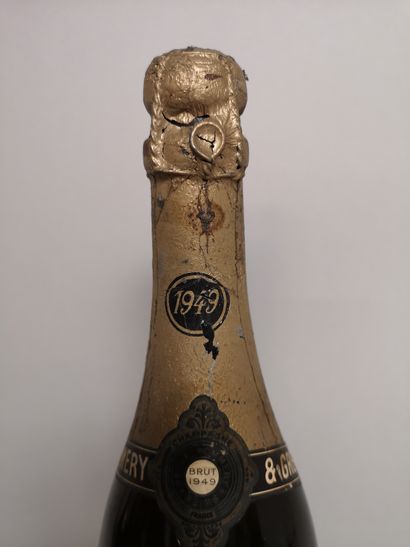 null 
1 bouteille CHAMPAGNE POMMERY brut 1949
Etiquette légèrement abîmée. Coiffe...